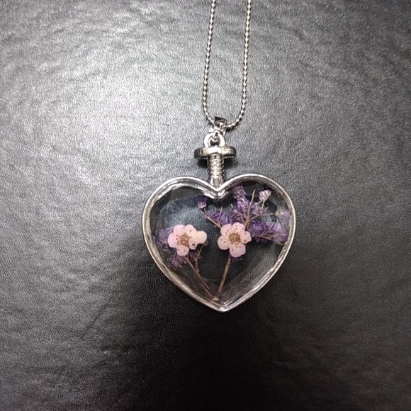 Jewelry - *Sale* Dried flower pendant necklace